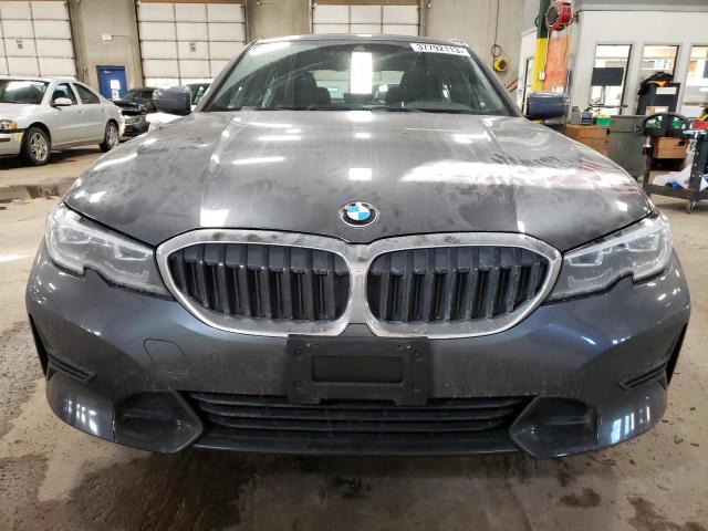 3MW5R7J52K8B03232 - 2019 BMW 330XI ვერცხლისფერი ფოტო 5