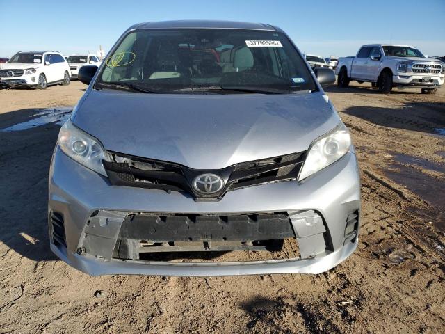 5TDZZ3DC1JS948330 - 2018 TOYOTA SIENNA L SILVER photo 5