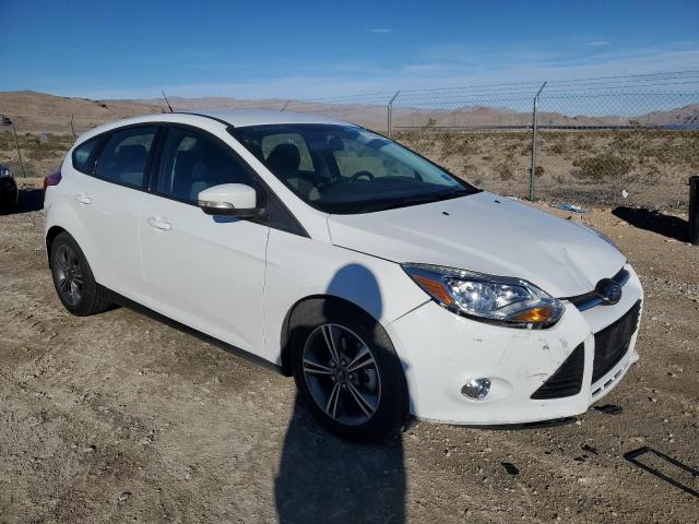 1FADP3K22EL453643 - 2014 FORD FOCUS SE WHITE photo 4