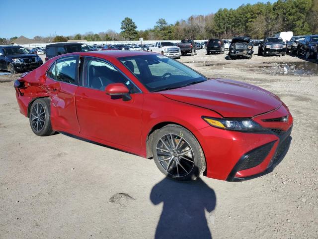 4T1G11AK0MU452400 - 2021 TOYOTA CAMRY SE RED photo 4