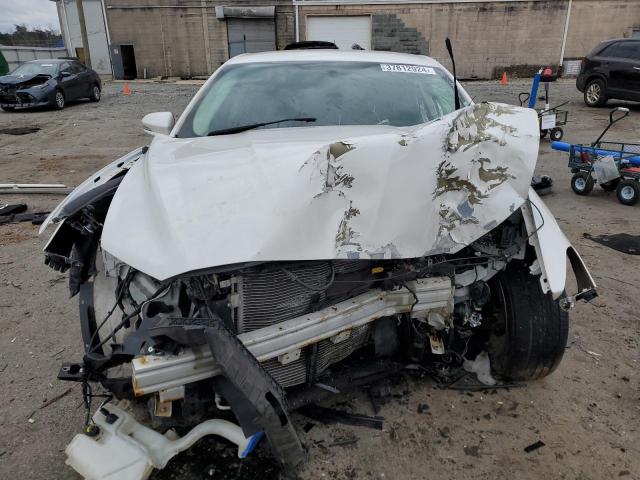 3FA6P0H78GR272335 - 2016 FORD FUSION SE WHITE photo 5