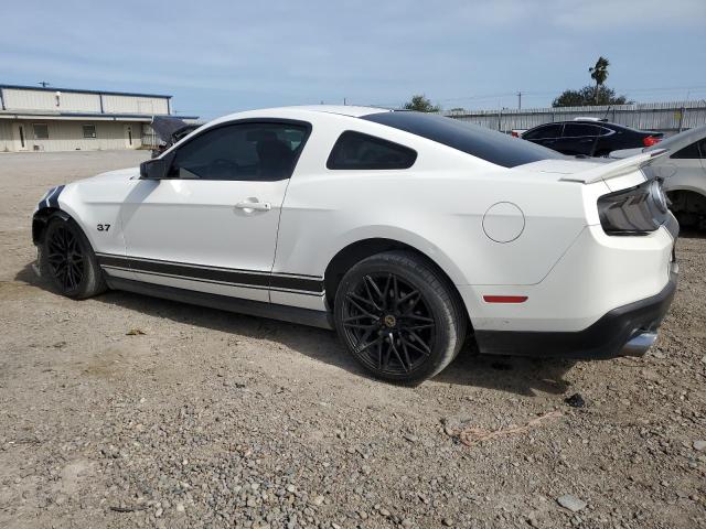 1ZVBP8AM9B5156285 - 2011 FORD MUSTANG WHITE photo 2