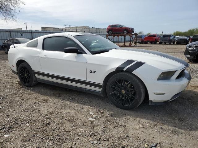 1ZVBP8AM9B5156285 - 2011 FORD MUSTANG WHITE photo 4