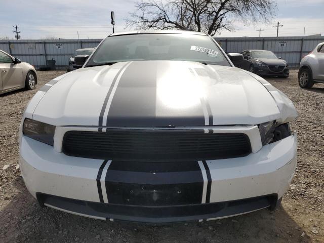 1ZVBP8AM9B5156285 - 2011 FORD MUSTANG WHITE photo 5