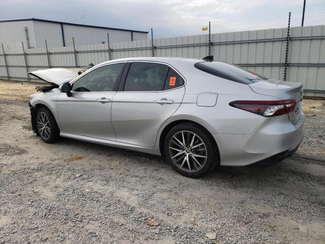 4T1F11AK6NU703045 - 2022 TOYOTA CAMRY XLE SILVER photo 2