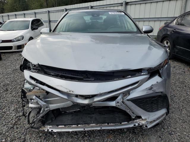 4T1G11AKXMU521884 - 2021 TOYOTA CAMRY SE SILVER photo 5