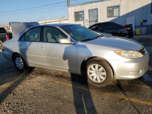 4T1BE32K45U584070 - 2005 TOYOTA CAMRY LE SILVER photo 4