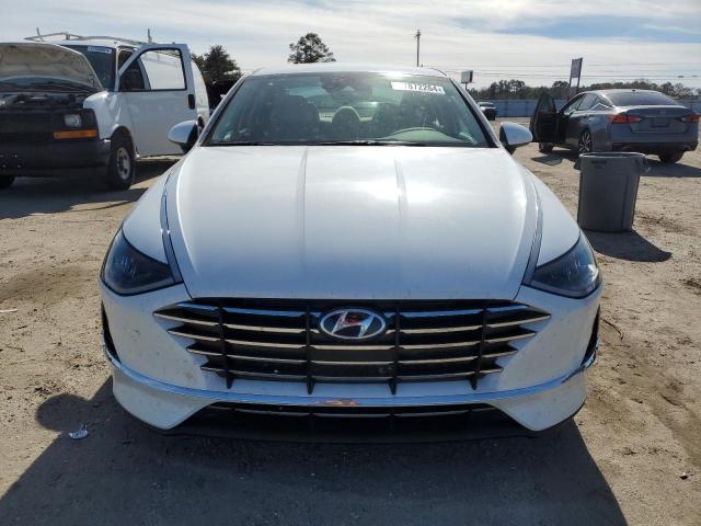 5NPEG4JA9NH147380 - 2022 HYUNDAI SONATA SE WHITE photo 5