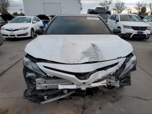 4T1BZ1HK5JU012810 - 2018 TOYOTA CAMRY XSE WHITE photo 5