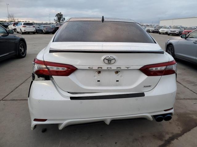 4T1BZ1HK5JU012810 - 2018 TOYOTA CAMRY XSE WHITE photo 6