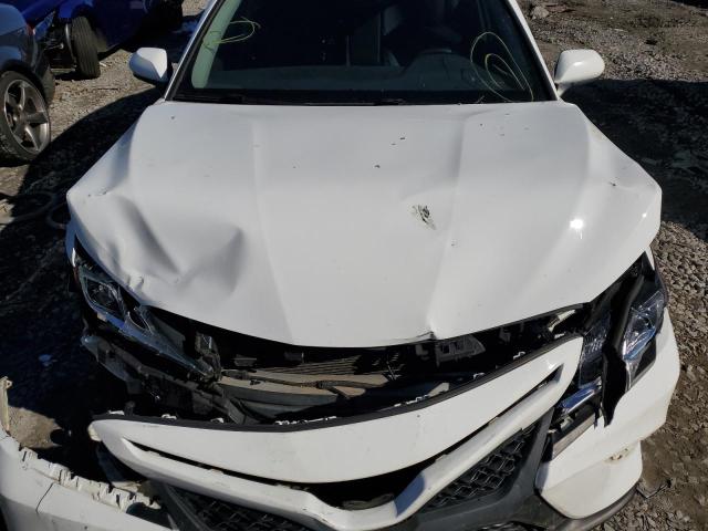 4T1B11HK7JU635112 - 2018 TOYOTA CAMRY L WHITE photo 11