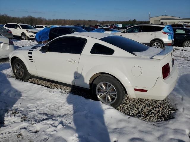 1ZVFT80N355104551 - 2005 FORD MUSTANG WHITE photo 2