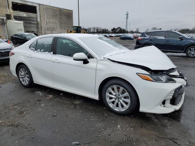 4T1B11HK3JU590377 - 2018 TOYOTA CAMRY L WHITE photo 4