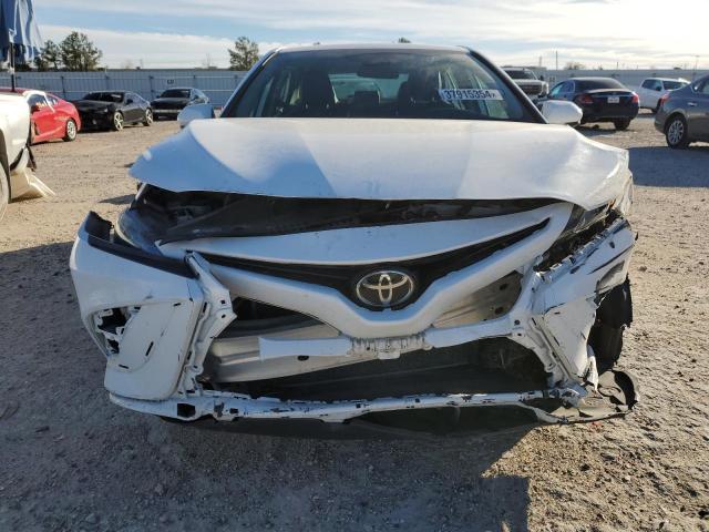 4T1G11AK1MU570701 - 2021 TOYOTA CAMRY SE WHITE photo 5