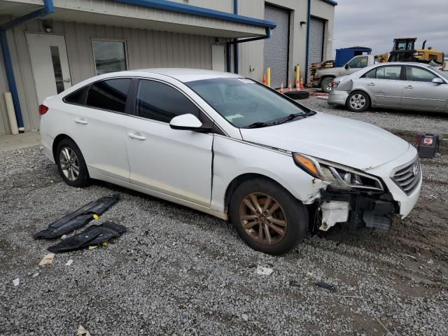 5NPE24AF3FH072008 - 2015 HYUNDAI SONATA SE WHITE photo 4