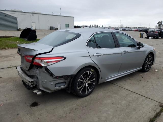 4T1G11AK0LU388454 - 2020 TOYOTA CAMRY SE SILVER photo 3