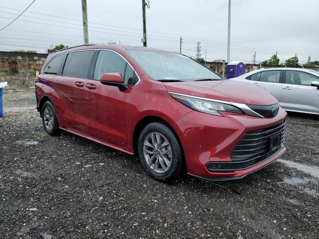 5TDBSKFC3NS063677 - 2022 TOYOTA SIENNA LE RED photo 4