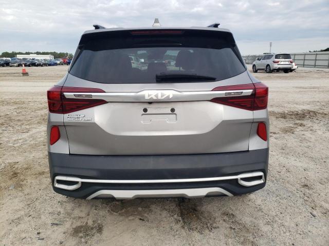 KNDEU2AA1N7317748 - 2022 KIA SELTOS S SILVER photo 6