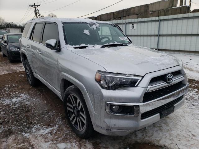 JTEBU5JR5J5532299 - 2018 TOYOTA 4RUNNER SR5/SR5 PREMIUM ვერცხლისფერი ფოტო 4