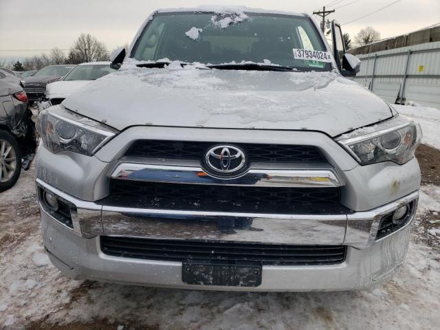 JTEBU5JR5J5532299 - 2018 TOYOTA 4RUNNER SR5/SR5 PREMIUM ვერცხლისფერი ფოტო 5