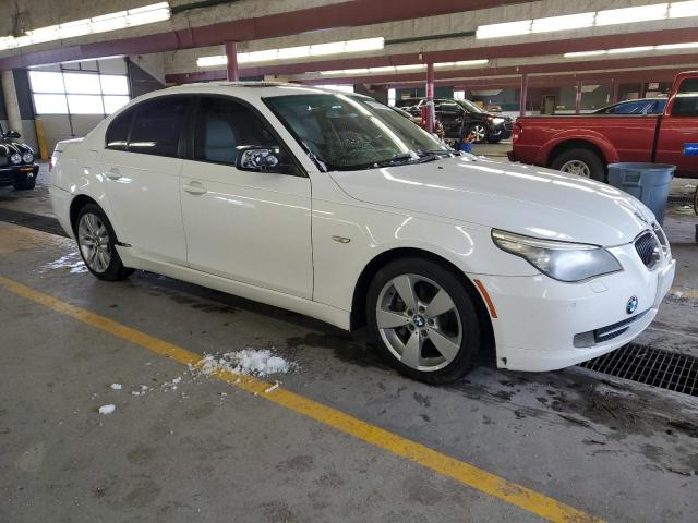 WBANV93528CZ63346 - 2008 BMW 535 XI WHITE photo 4