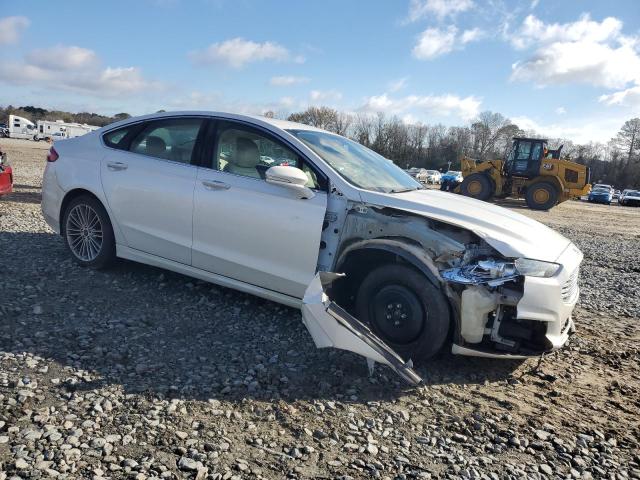 3FA6P0HD3FR123769 - 2015 FORD FUSION SE WHITE photo 4