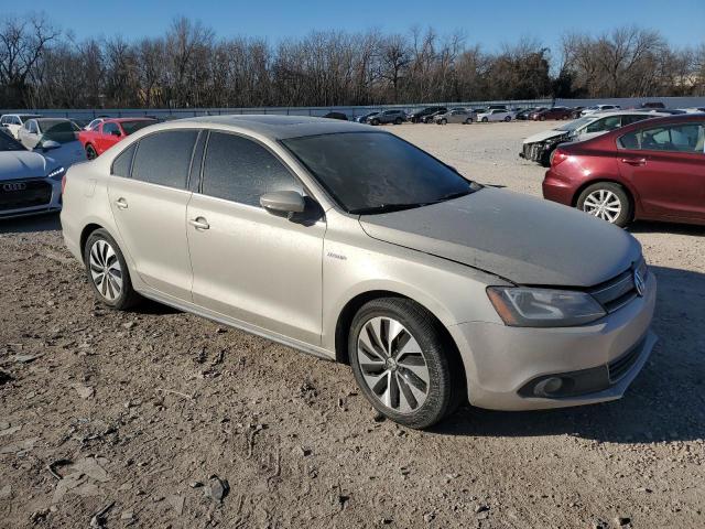 3VW637AJ3DM250138 - 2013 VOLKSWAGEN JETTA HYBRID BEIGE photo 4