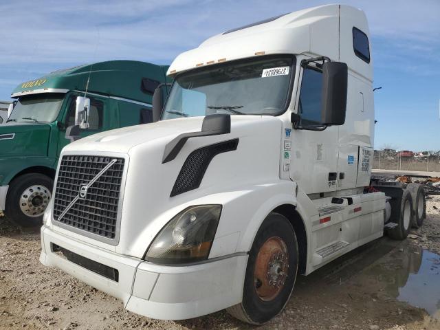 4V4NC9EH6FN186255 - 2015 VOLVO VN VNL WHITE photo 2