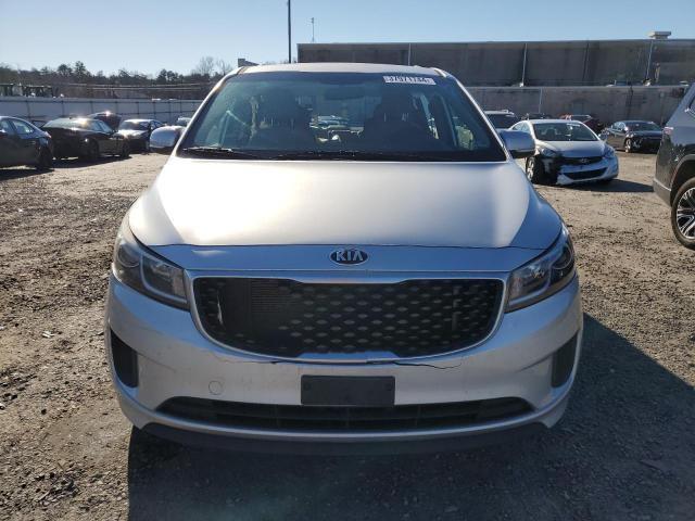 KNDMB5C10G6112012 - 2016 KIA SEDONA LX SILVER photo 5