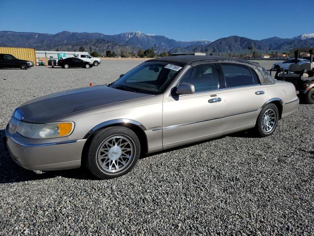 1LNHM82W41Y691149 - 2001 LINCOLN TOWN CAR SIGNATURE SILVER photo 1