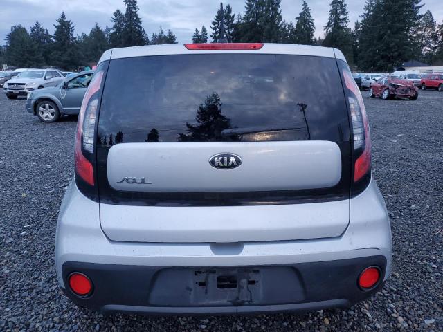 KNDJN2A28H7465839 - 2017 KIA SOUL SILVER photo 6