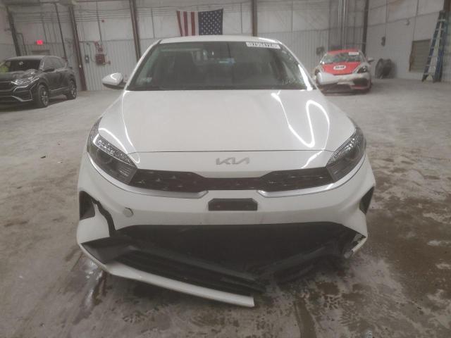 3KPF24AD7PE616129 - 2023 KIA FORTE LX WHITE photo 5