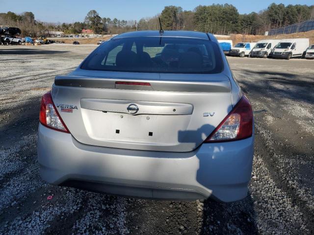 3N1CN7AP7JL882150 - 2018 NISSAN VERSA S SILVER photo 6