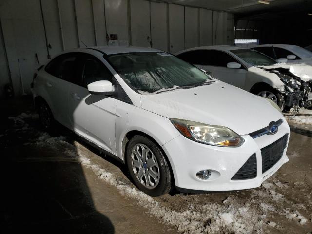 1FAHP3F27CL470012 - 2012 FORD FOCUS SE WHITE photo 4