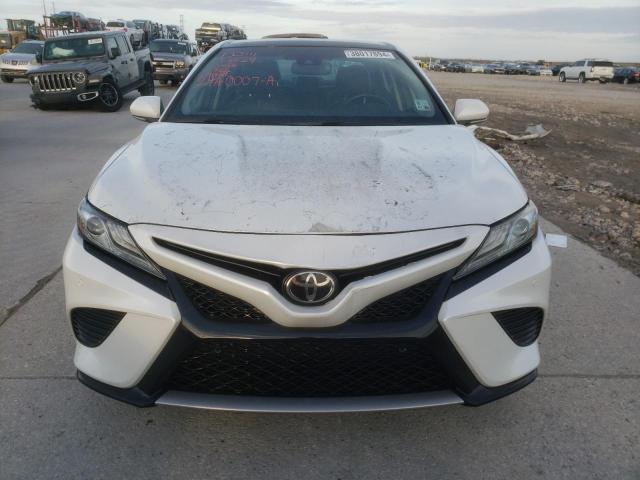 4T1BZ1HK3JU011459 - 2018 TOYOTA CAMRY XSE WHITE photo 5