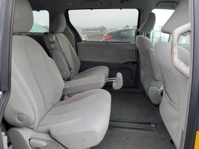 5TDKK3DC1CS218930 - 2012 TOYOTA SIENNA LE 银色 照片 11