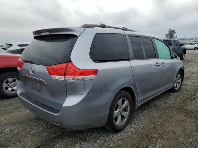 5TDKK3DC1CS218930 - 2012 TOYOTA SIENNA LE 银色 照片 3