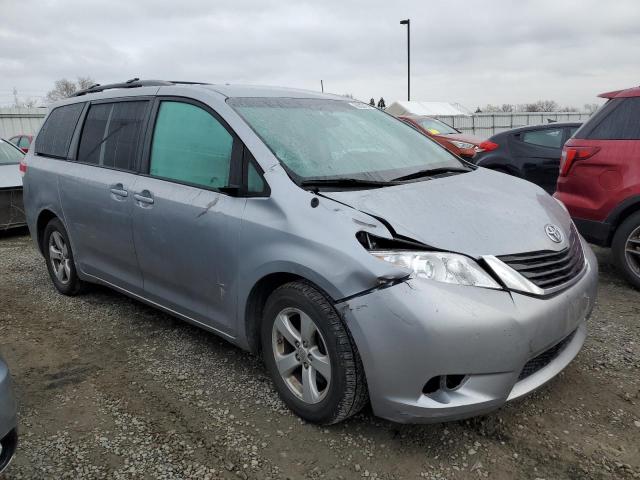 5TDKK3DC1CS218930 - 2012 TOYOTA SIENNA LE 银色 照片 4