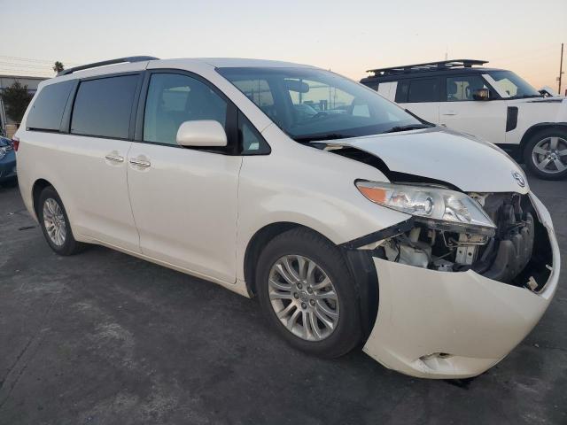 5TDYK3DC1FS603581 - 2015 TOYOTA SIENNA XLE WHITE photo 4