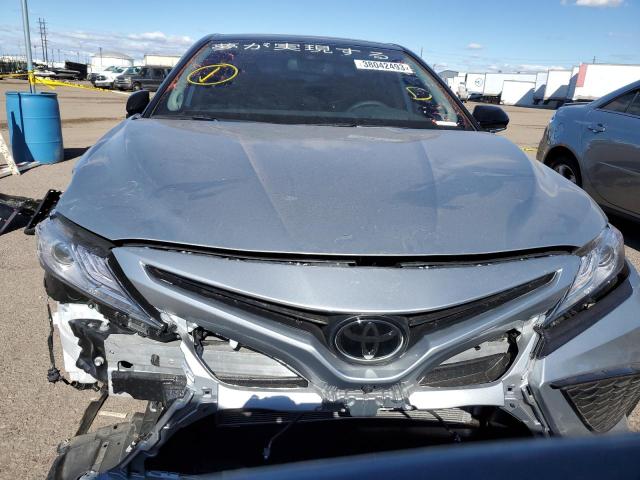 4T1KZ1AK9NU065963 - 2022 TOYOTA CAMRY TRD SILVER photo 5