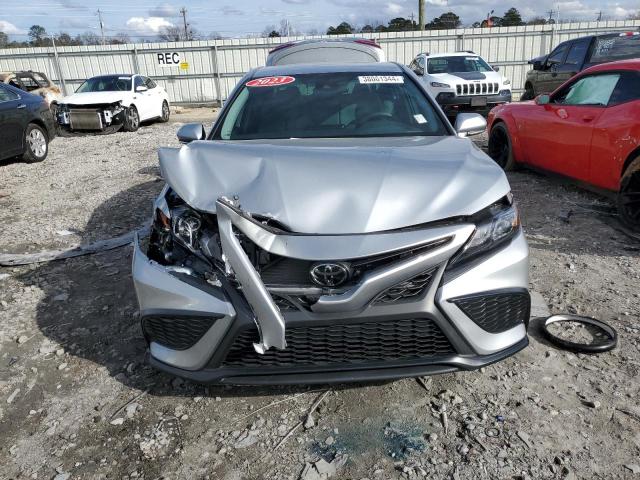 4T1G11AK6PU814301 - 2023 TOYOTA CAMRY SE NIGHT SHADE SILVER photo 5