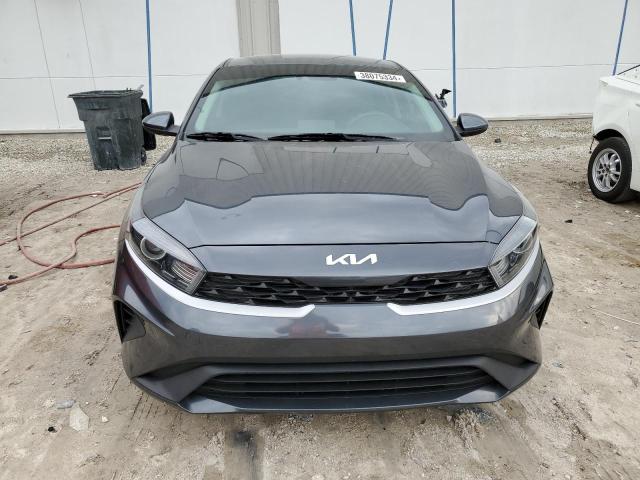 3KPF24AD9NE481183 - 2022 KIA FORTE FE GRAY photo 5