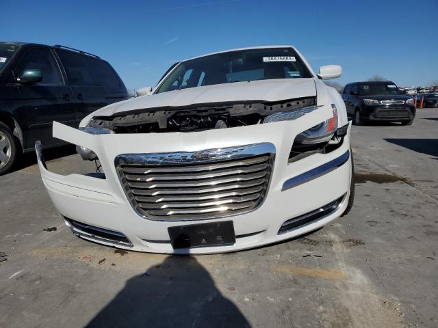 2C3CCAAG2DH728415 - 2013 CHRYSLER 300 WHITE photo 5