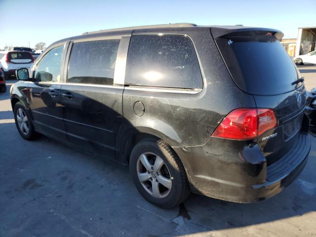 2V4RW3DG8BR625646 - 2011 VOLKSWAGEN ROUTAN SE BLACK photo 2