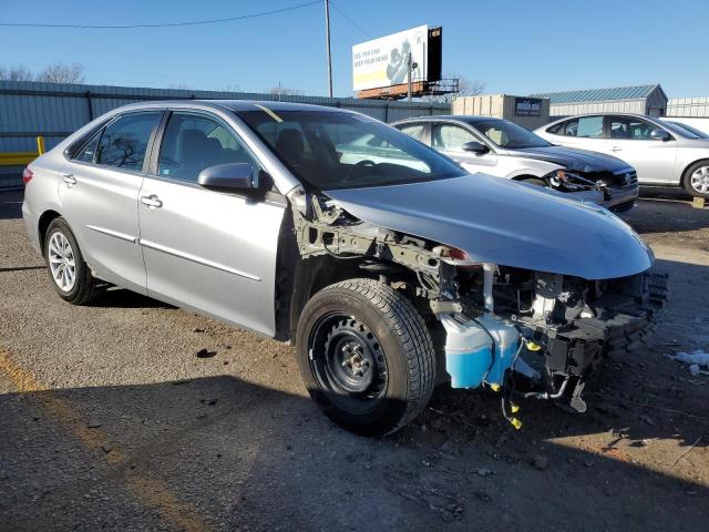 4T1BD1FK2HU215178 - 2017 TOYOTA CAMRY HYBRID SILVER photo 4