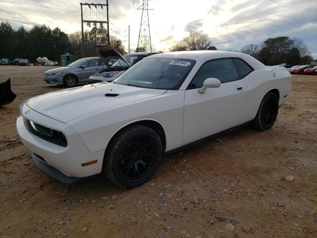 2B3CJ4DV3AH215815 - 2010 DODGE CHALLENGER SE WHITE photo 1