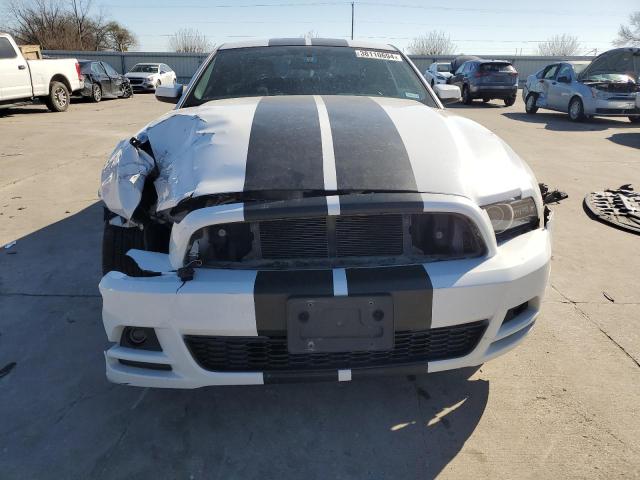 1ZVBP8AM9E5254561 - 2014 FORD MUSTANG WHITE photo 5