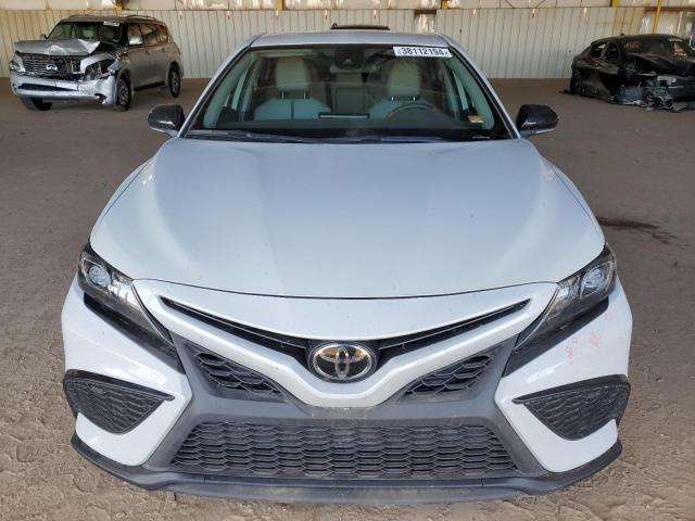 4T1G11AK3PU107432 - 2023 TOYOTA CAMRY SE NIGHT SHADE WHITE photo 5