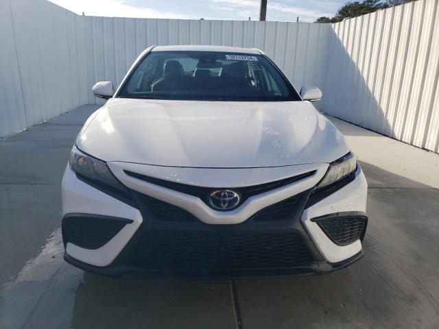 4T1G11AKXPU829190 - 2023 TOYOTA CAMRY SE NIGHT SHADE WHITE photo 5