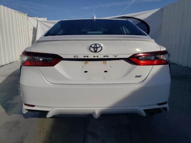4T1G11AKXPU829190 - 2023 TOYOTA CAMRY SE NIGHT SHADE WHITE photo 6
